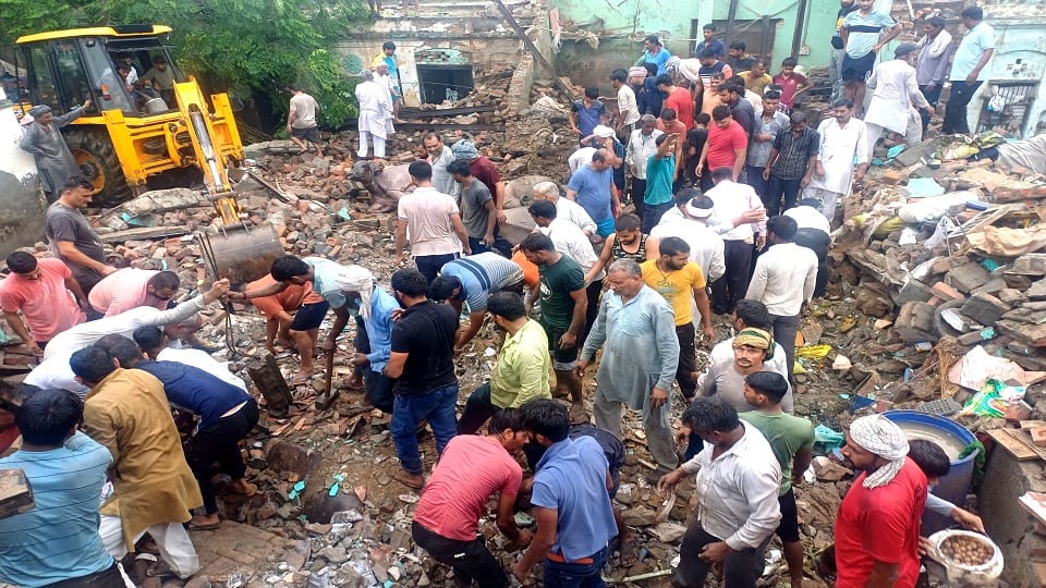 Baghpat: 'Run outside, the house is collapsing', but could not escape and six people got buried under debris