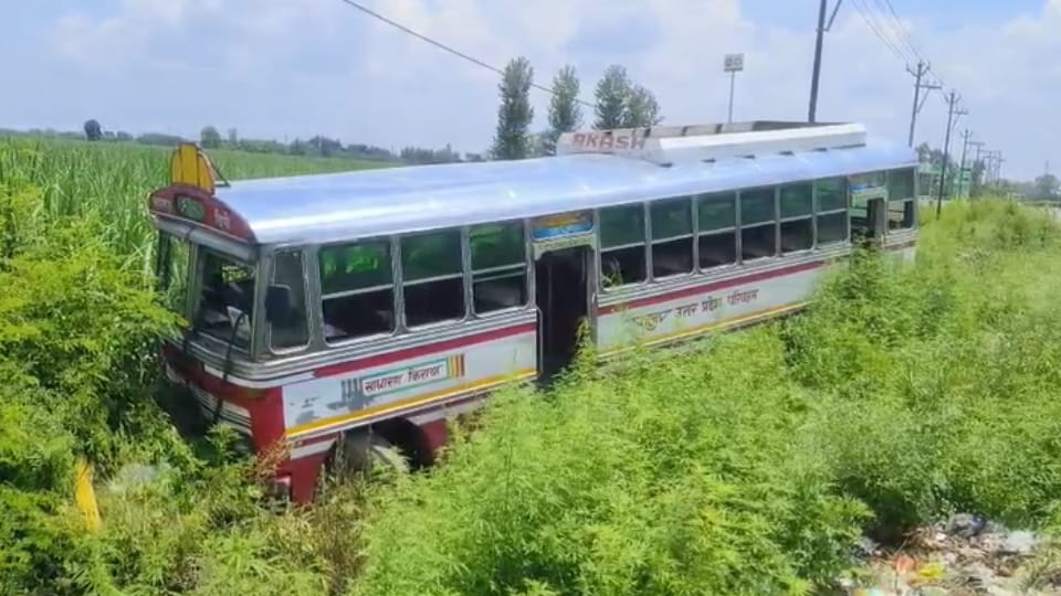 Saharanpur: Bike Rider Injured as Roadways Bus Loses Control After Tyre Burst in Nagal
