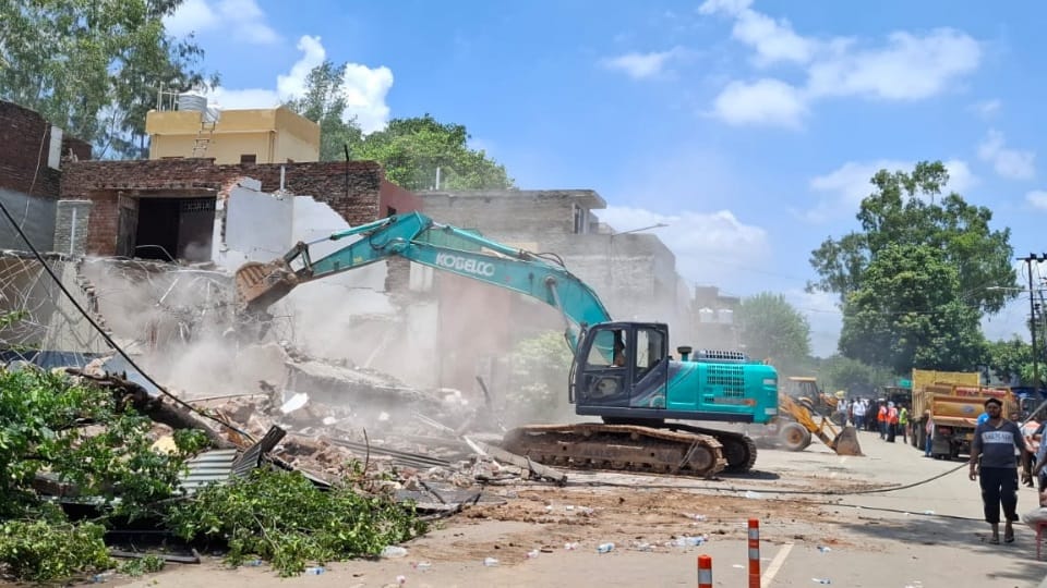 Chandigarh Administration and corporation teams reached Manimajra demolish houses near Shivalik Garden