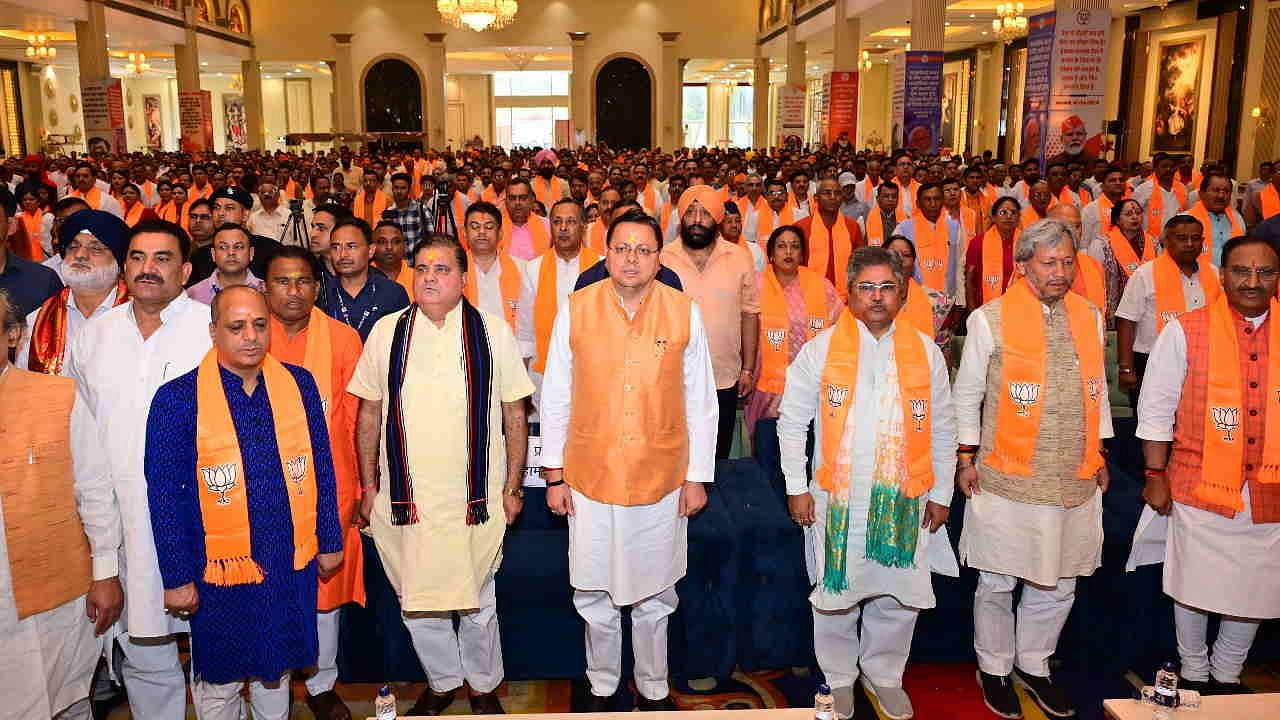 बैठक में सीएम धामी सहित मौजूद वरिष्ठ नेता