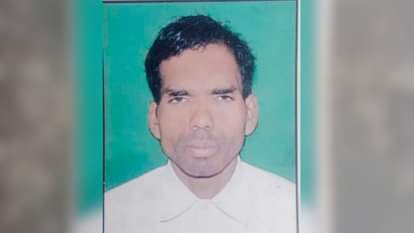 A young man walking on foot died after being hit by an auto