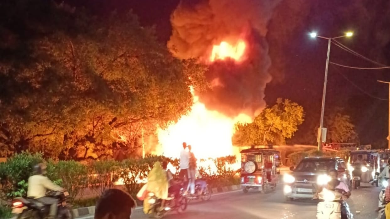 Fire broke out in the pipes and cables lying on the side of Nainital highway in Bareilly