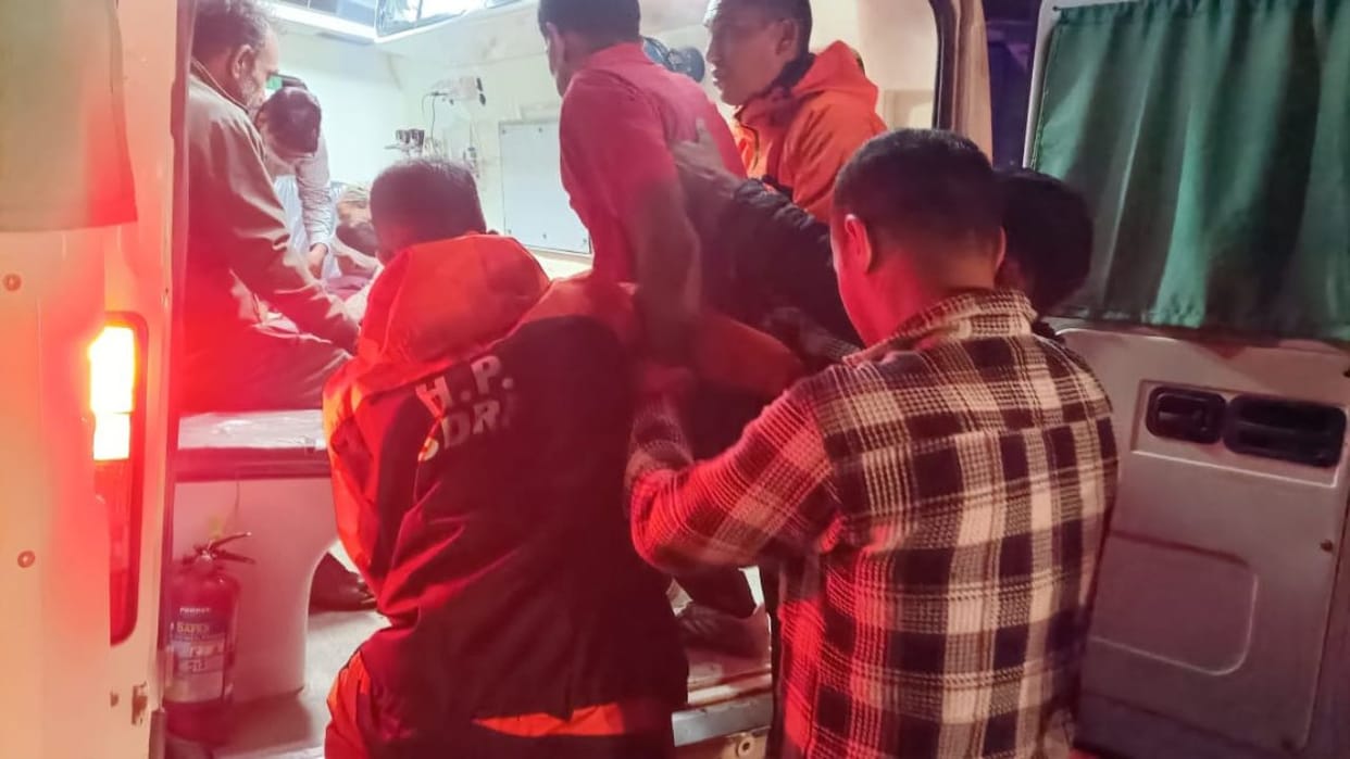 Mandi three pregnant women SDRF jawans travelled seven kilometres on foot to take them to the hospital
