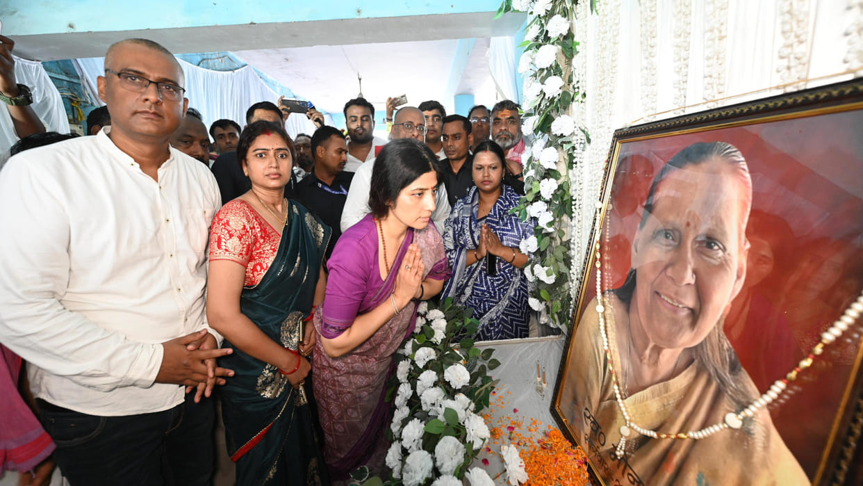 SP MP Dimple Yadav reached Gorakhpur on Wednesday, paid tribute to the demise of former office bearers