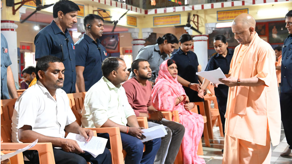CM Yogi heard the problems of 200 people in the Janta Darshan of Gorakhpur. Gave instructions to the officials