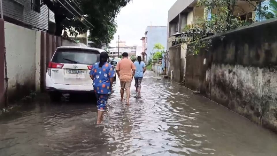 Dirty rain water entered the houses, people are facing problems