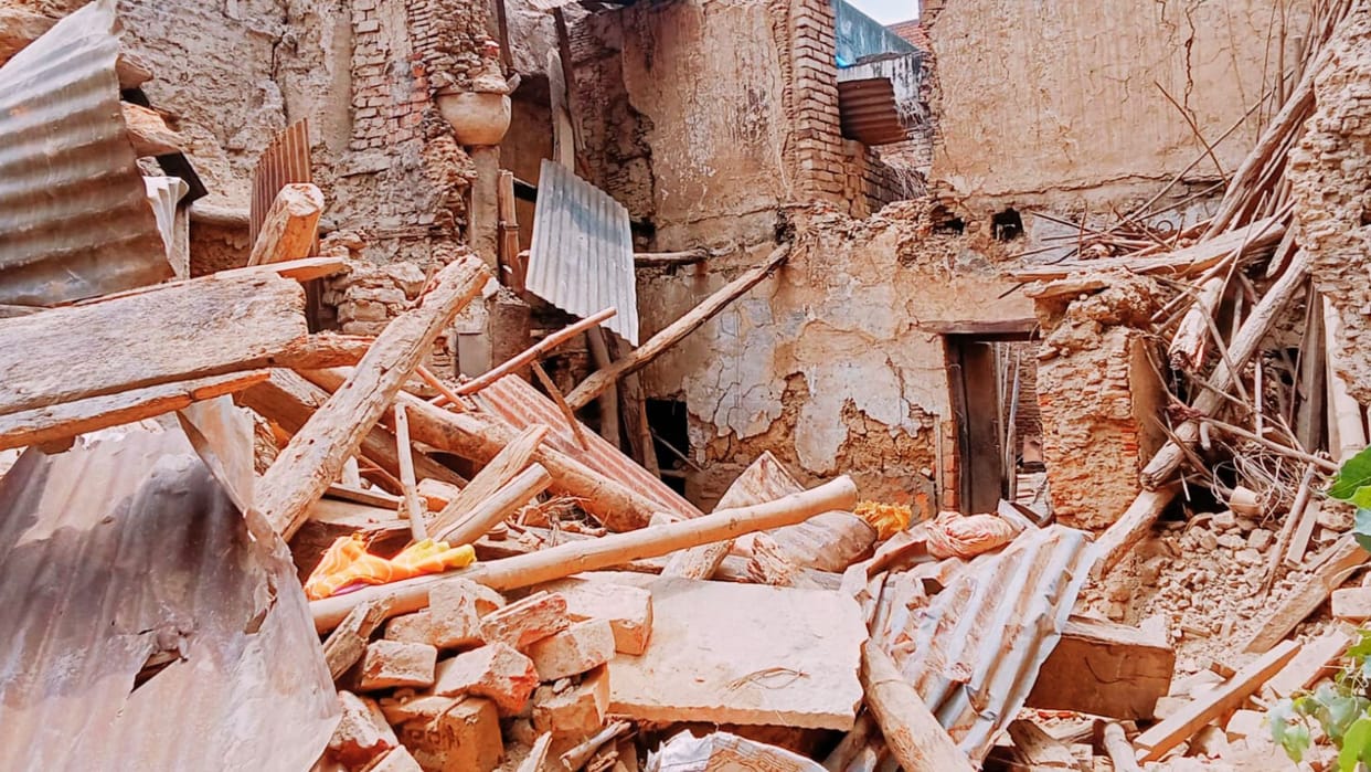 dilapidated house collapsed in Mirzapur old woman died while sleeping dead body was taken
