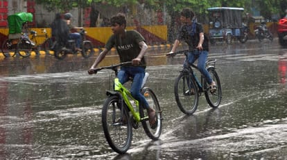 Kanpur Weather Heavy rain in Lalbangla and Chakeri less rain in other places pocket rain started early