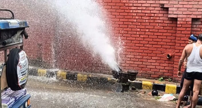 Kanpur Air valve of pipeline broke in Ganga Barrage Road road submerged and  traffic affected