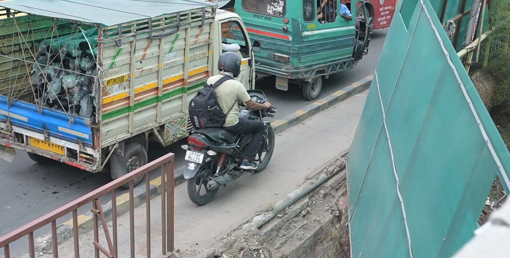 Kanpur There is a jam on the bridge the railing is also broke bike riders riding on the footpath