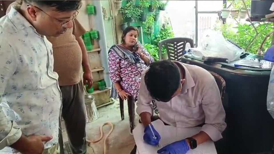 Lucknow family suicide Shobhit also worried due to loss in business did not get any help insulted her