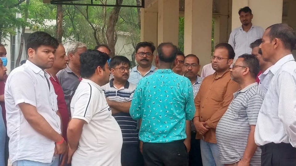 Lucknow family suicide Textile businessman suicide along with his wife and daughter Troubled by burden of debt