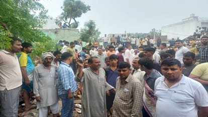 Baghpat: 'Run outside, the house is collapsing', but could not escape and six people got buried under debris