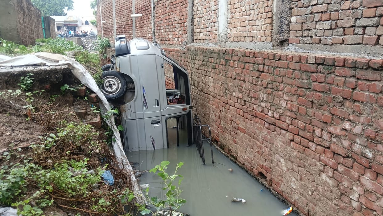 School van full of children fell into drain