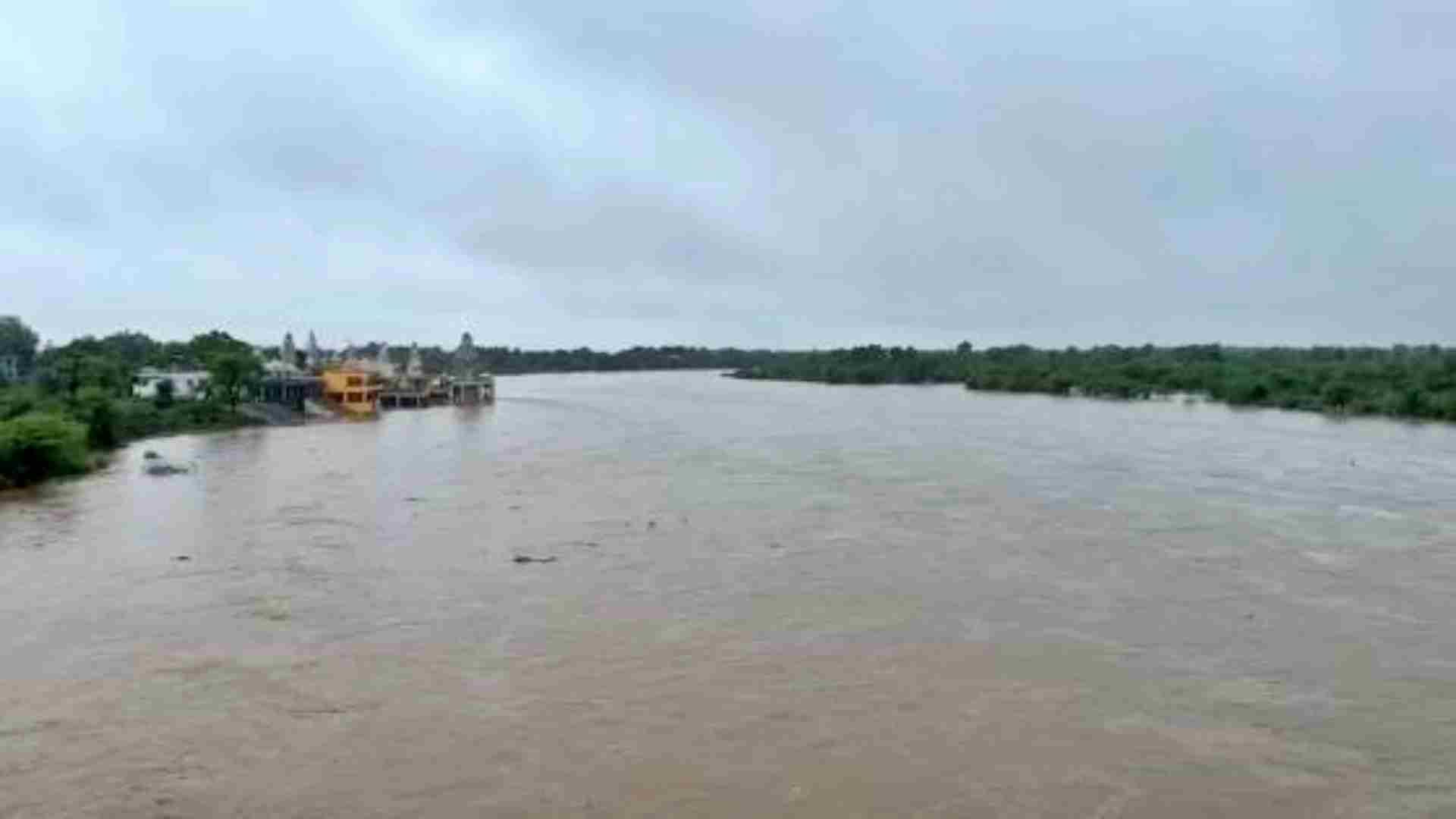 नदी का बढ़ा जलस्तर।