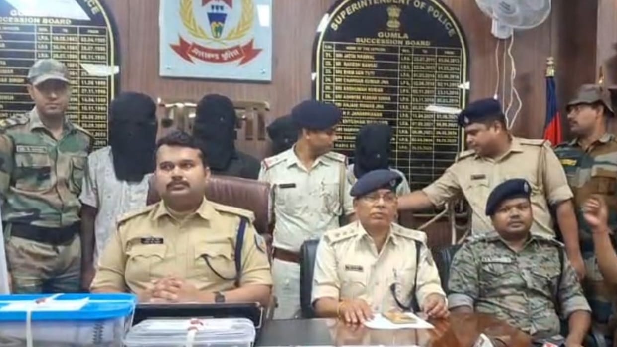 Jharkhand: Four smugglers of brown sugar gang arrested, Rs 10.50 lakh cash and 40 packets of drugs recovered
