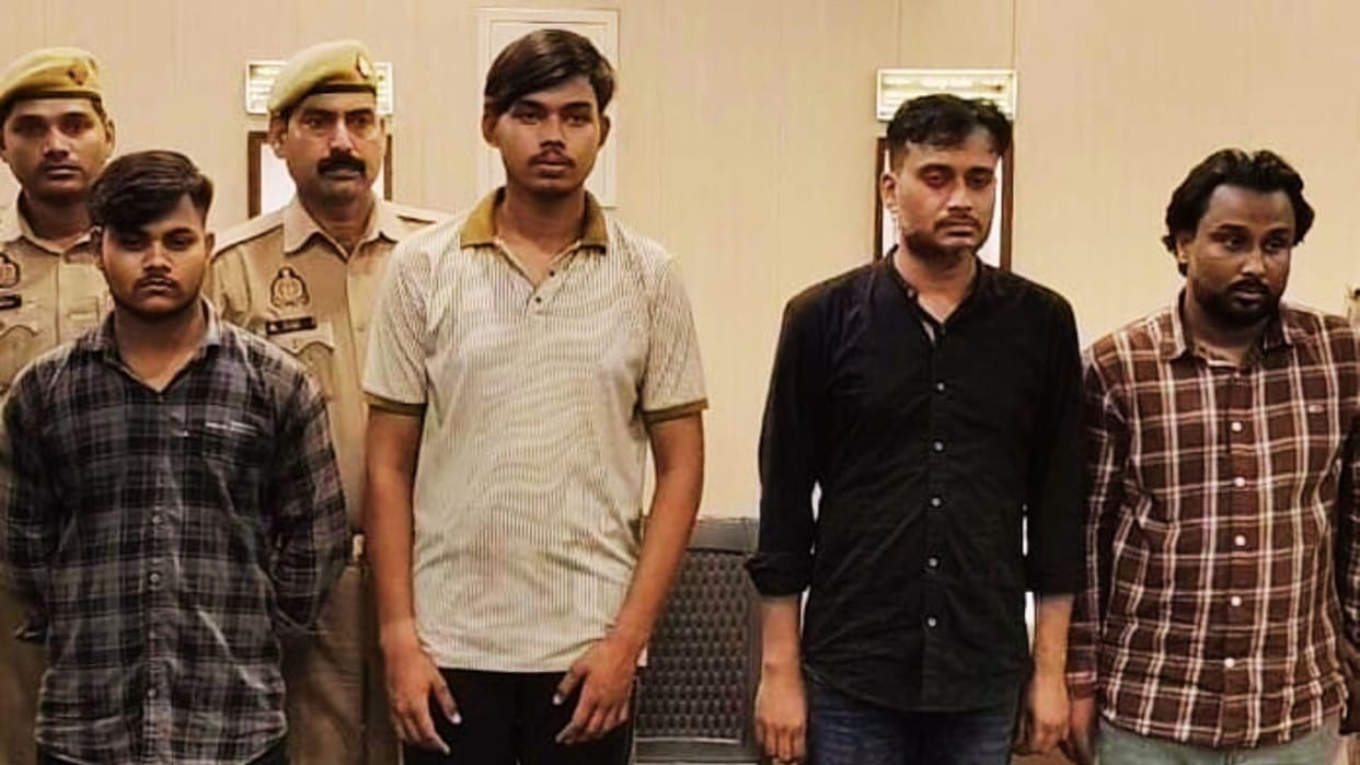 cyber crime buy expensive mobiles by asking for OTP five cyber thugs arrested 33 handsets recovered