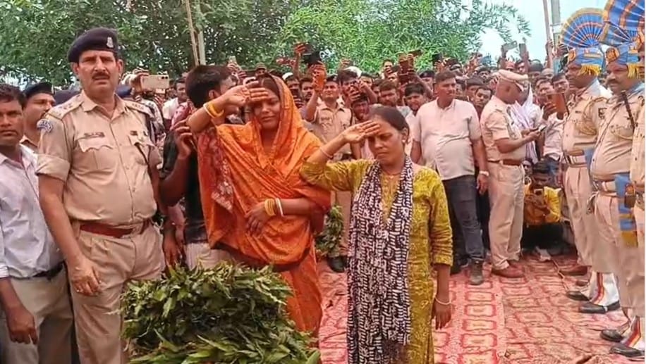 Bihar: There is mourning in Kaimur after the death of CRPF jawan in a road accident in Jharkhand