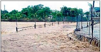 People from Jhansi were stuck in Orchha for hours, three feet of water filled on NH-27