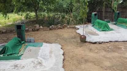 महारानी कॉलेज परिसर में बनीं तीन मजारें