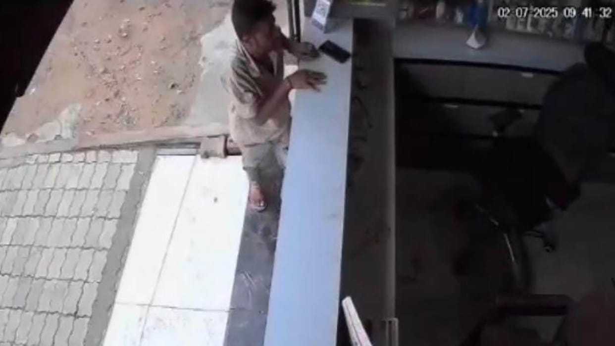 Kanpur: Thief stole 20 thousand rupees from medical store, incident captured in CCTV camera