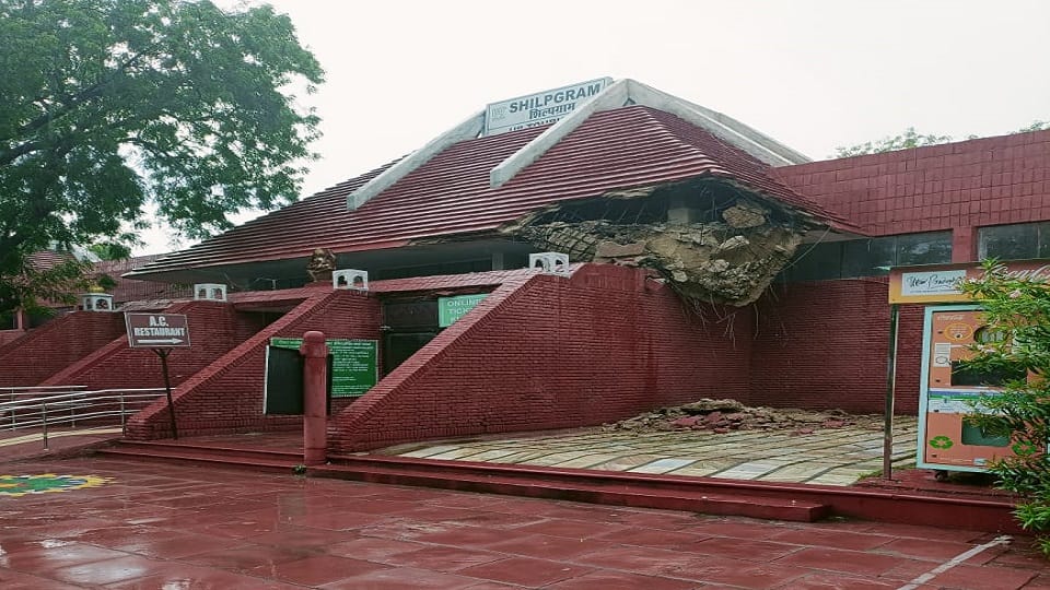 balcony of Shilpagram near Taj Mahal fell down