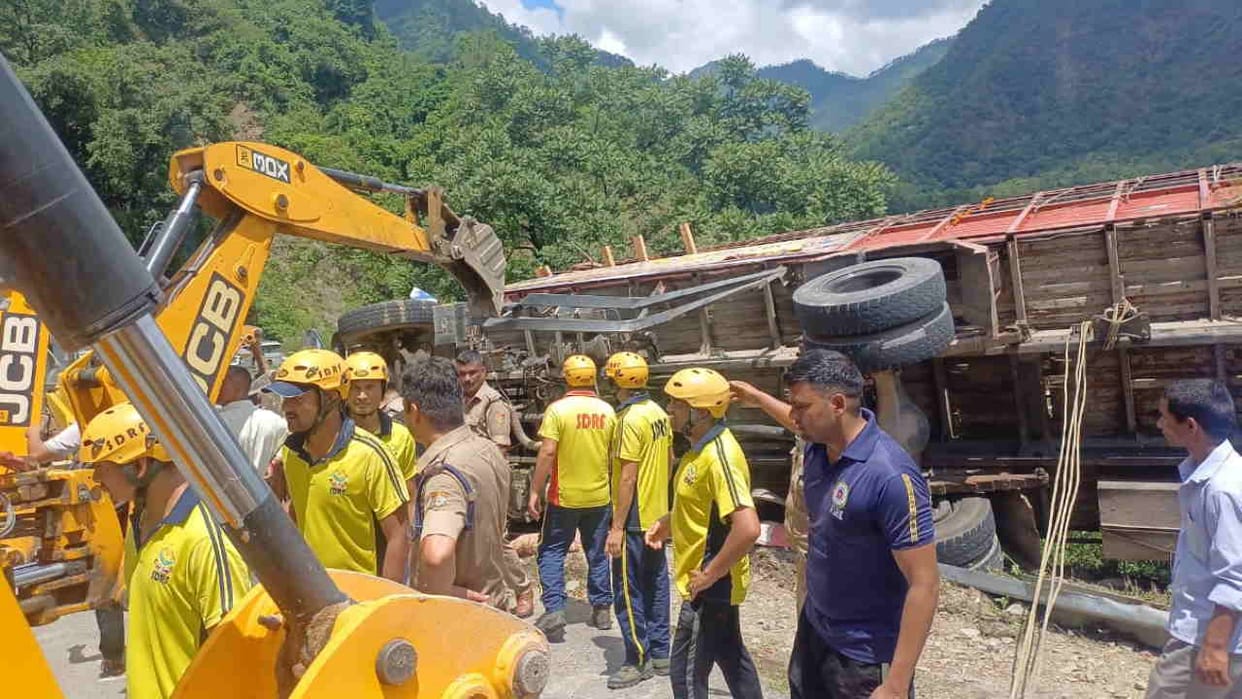 Kanwar yatri Truck crashes near Rishikesh Gangotri Highway death injured Tehri Accident Kanwar yatra