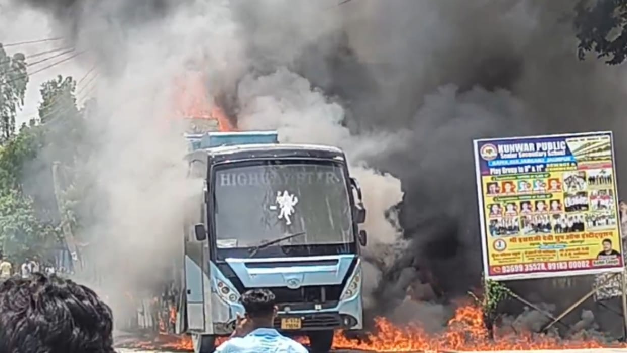 bus caught fire going Delhi to Varanasi in jaunpur Passenger saved their lives by jumping from