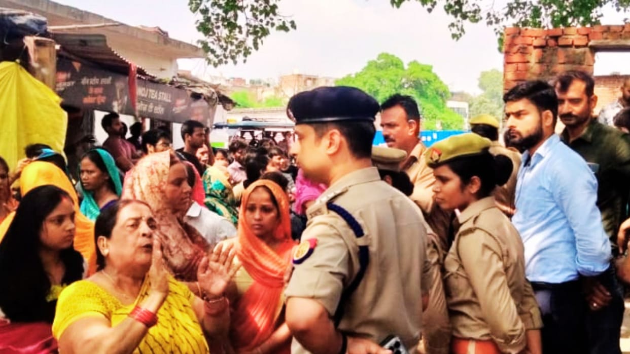 Protest against liquor shop in Varanasi women demanded DM and police to close it