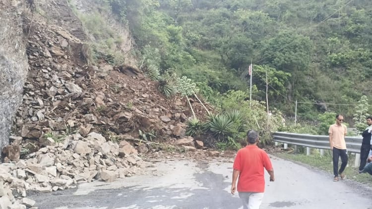 Yamunorti Highway: सिलाई बैंड ओजरी के पास चौथे दिन भी वाहनों की आवाजाही नहीं हो पाई शुरू, मुश्किलें बढ़ी
