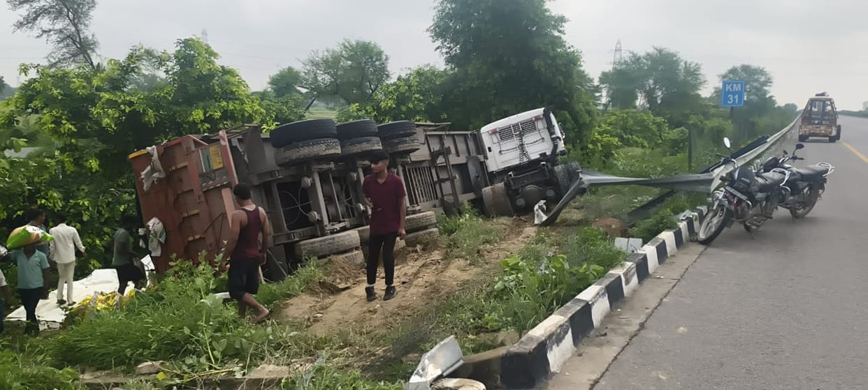 trailer loaded with rice overturned on the Agra-Lucknow Expressway driver and conductor narrowly escaped