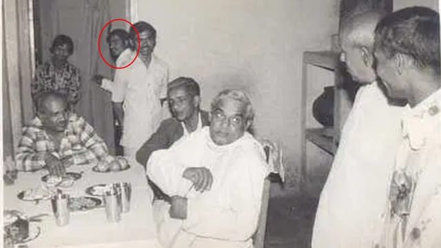 अटलजी जब खंडेलवाल परिवार के यहां भोजन करने पहुंचे, तब हेमंत खंडेलवाल (लाल घेरे में) वहीं थे।