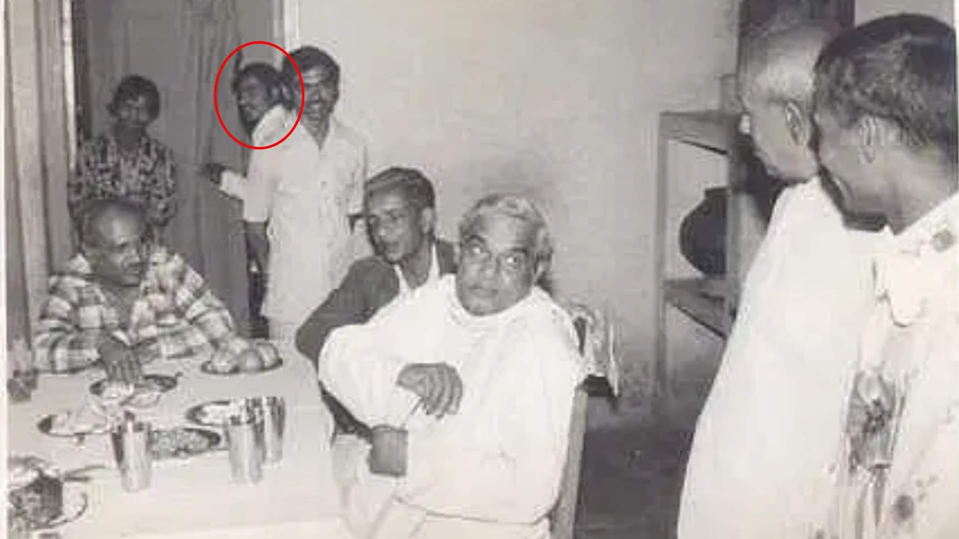 अटलजी जब खंडेलवाल परिवार के यहां भोजन करने पहुंचे, तब हेमंत खंडेलवाल (लाल घेरे में) वहीं थे।