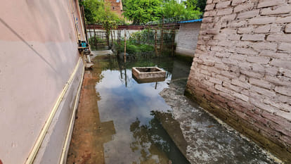 Kanpur: GSVM drains are choked, water is entering bungalows