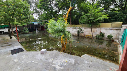 Kanpur: GSVM drains are choked, water is entering bungalows