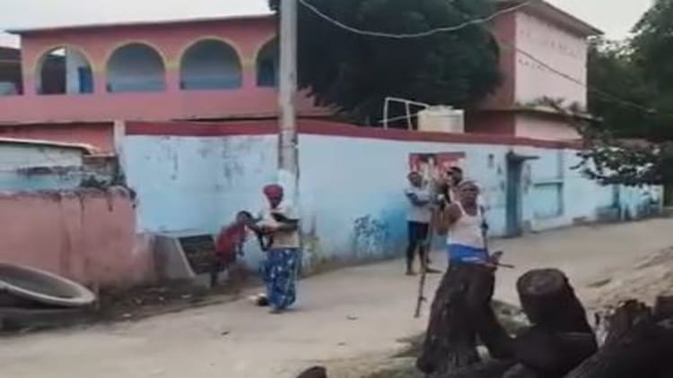 Bihar News: मथुरापुर में जमीन विवाद को लेकर खूनी संघर्ष, गोलीबारी में दो घायल, पूर्व मुखिया प्रतिनिधि पर आरोप