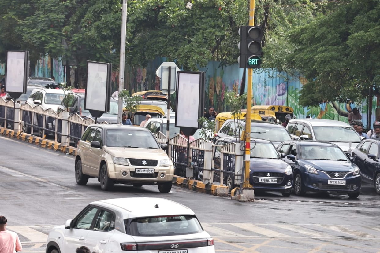 Indore: Indore's BRTS could not be removed, people themselves started taking their vehicles to the bus lane