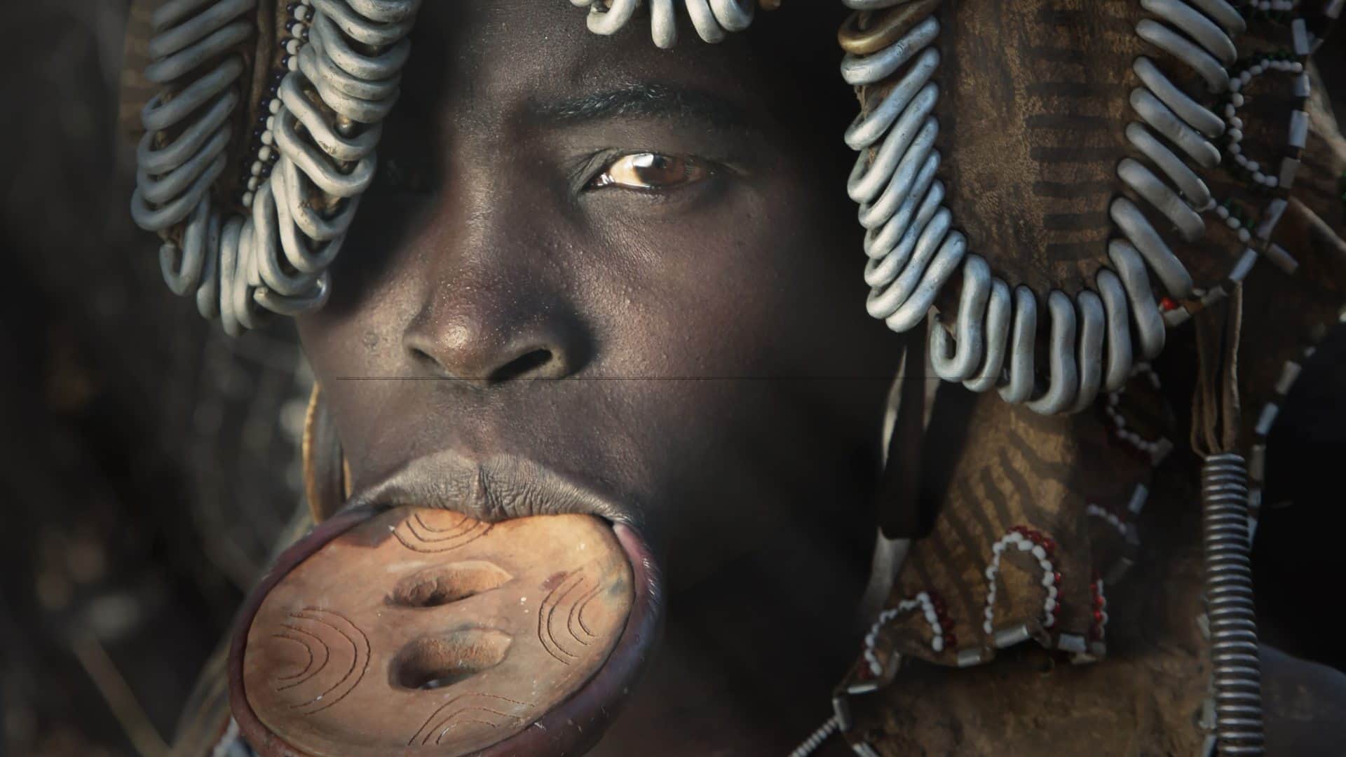 Dangerous Tribes in the World Mursi Tribe Tradition of Cutting Lips of Girls News in Hindi
