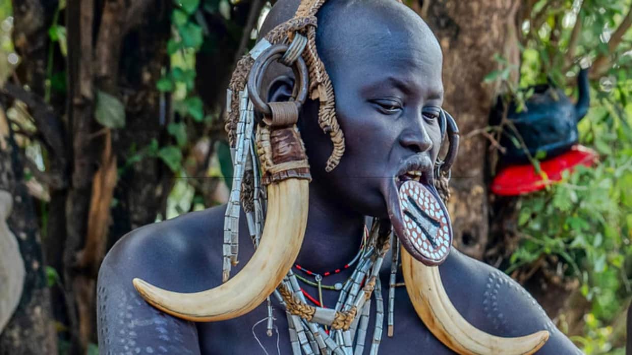 Dangerous Tribes in the World Mursi Tribe Tradition of Cutting Lips of Girls News in Hindi