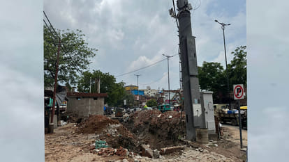 फुटपाथ धंसने से टेढ़ा हुआ टावर