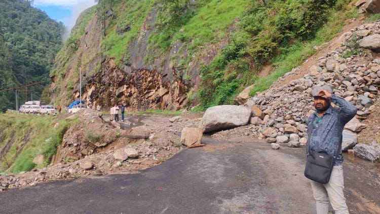 Uttarakhand: भूस्खलन से गंगोत्री हाईवे का भटवाडी में करीब 10 मीटर हिस्सा धंसा, फंसे यात्रियों को निकाला गया