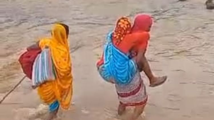 'धरती की देवी': मितानिन ने लिखी मानवता की इबारत, गर्भवती महिला को पीठ पर लाद पार की नदी; कराया सुरक्षित प्रसव