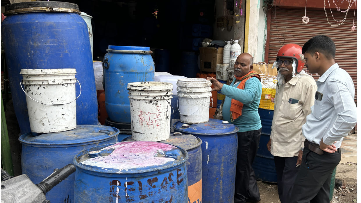 In Gorakhpur, shopkeepers are getting scared on buying blue drums or boxes news in hindi