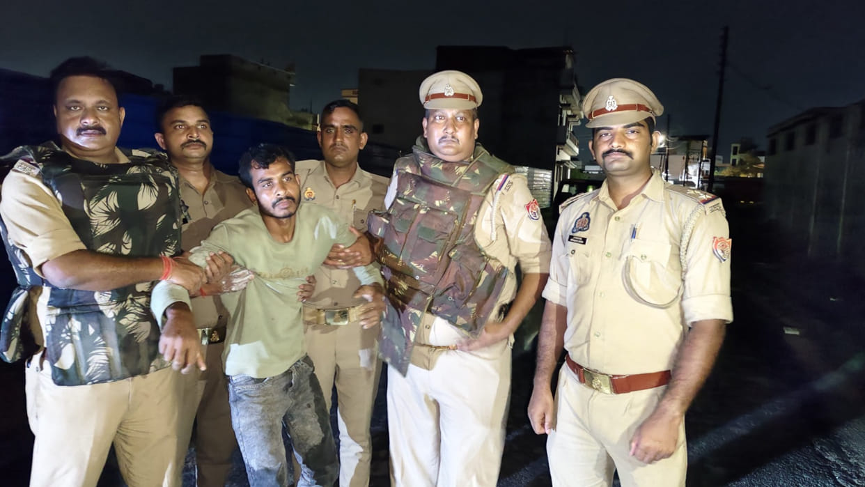 Gorakhpur police encounter with robbery accused, shot in leg, Mangalsutra, earring and pistol recovered