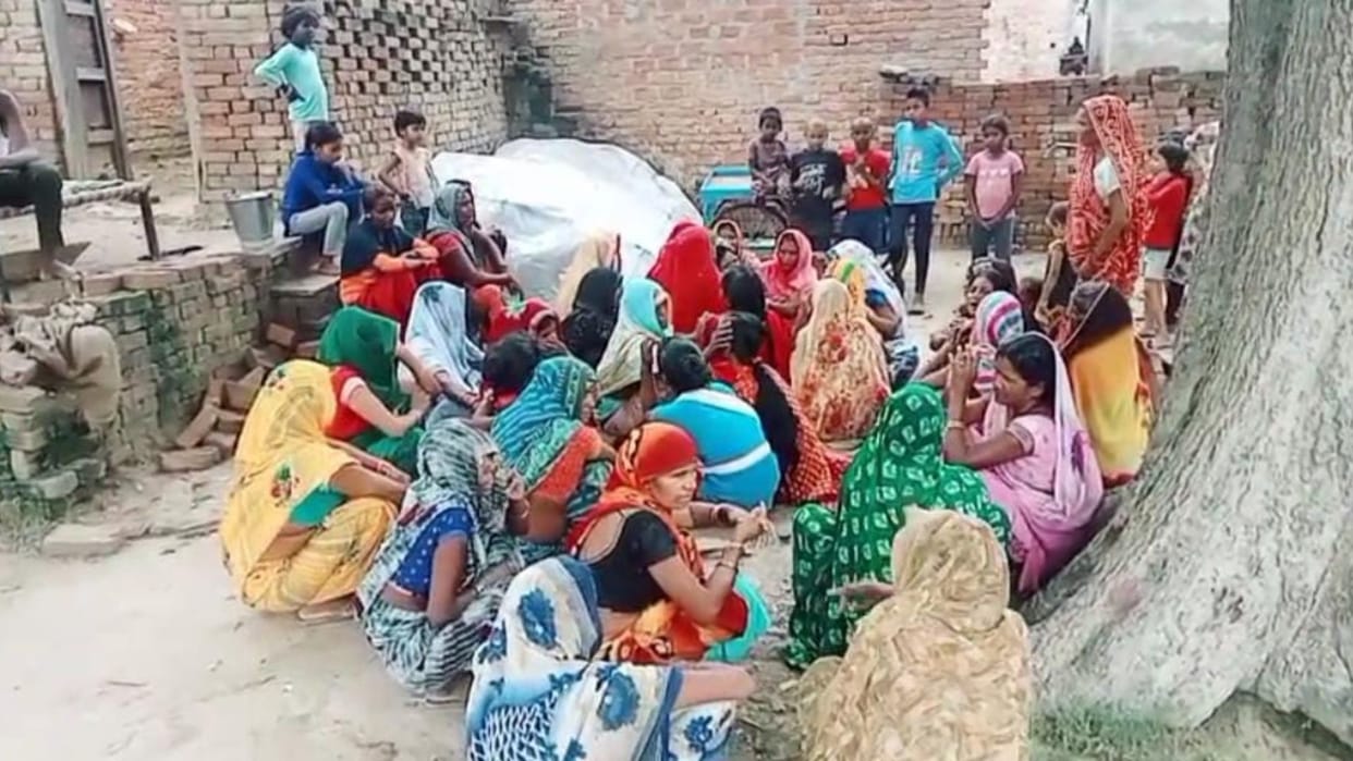 dead body of young man found hanging from tree in garden in Bhadohi