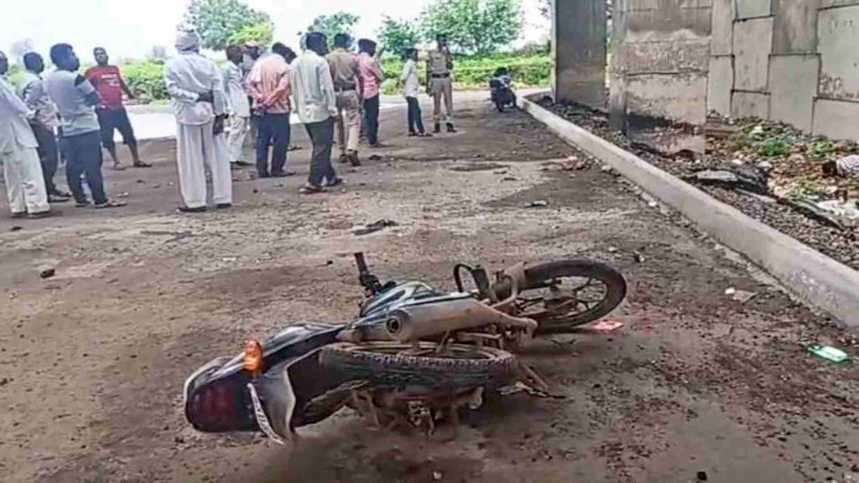 Khargone News: Two bike riders died after falling from an incomplete bridge in Khargone