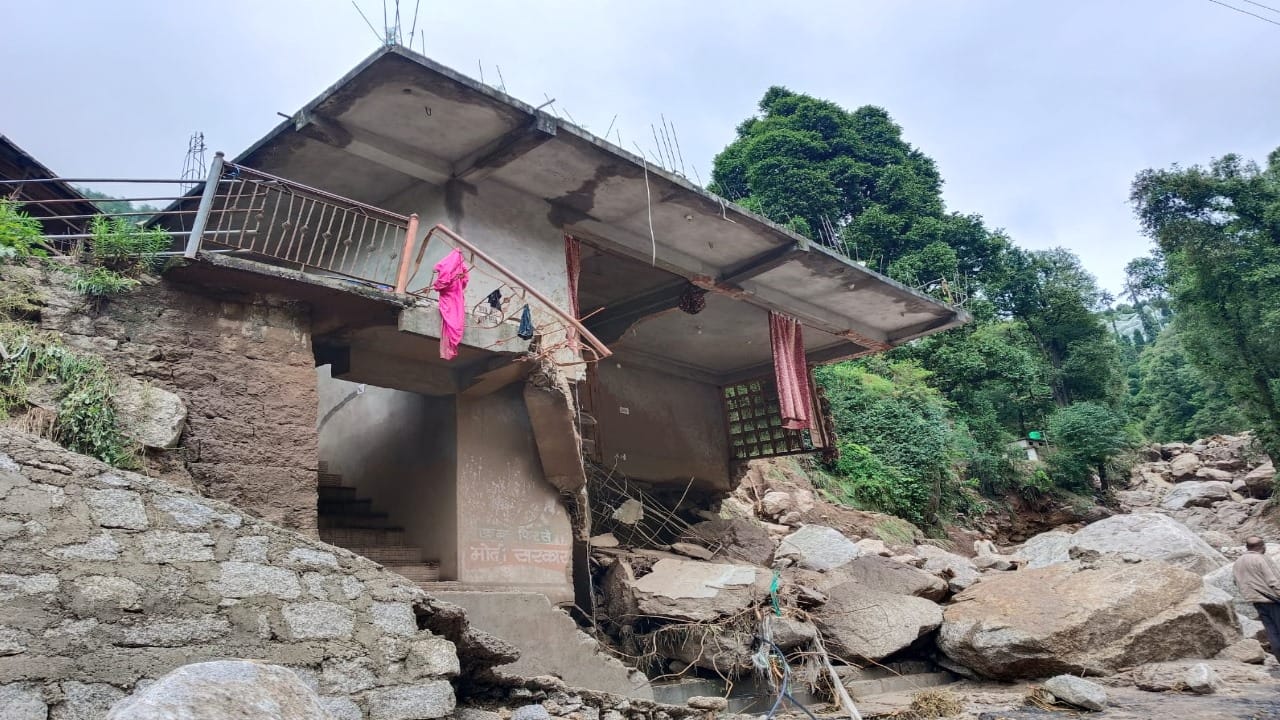 Himachal Cloud Burst: The disaster has changed the map of Saraj valley, the destroyed houses are telling the s
