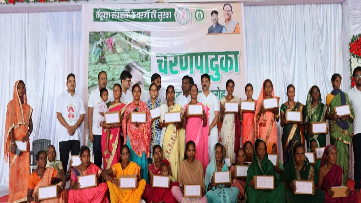 Charan paduka will be distributed to more than 54 thousand women collectors of Bijapur district