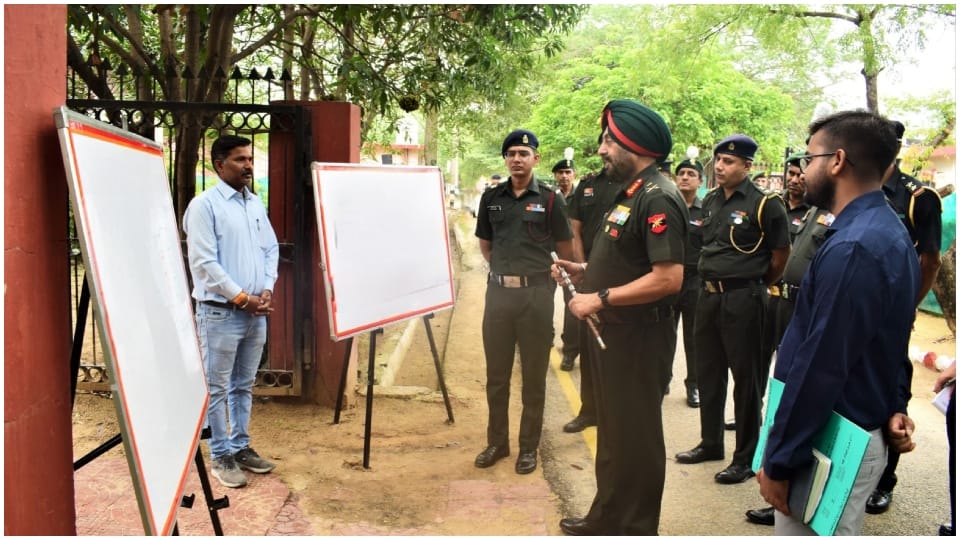 आर्मी कमांडर लेफ्टिनेंट जनरल मनजिंदर सिंह ने किया दौरा।