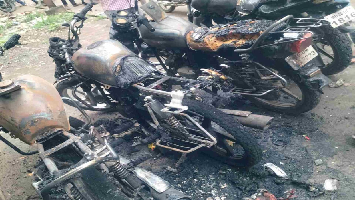 Bhopal News: Youths set fire to vehicles parked outside homes